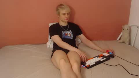 Snapshot of oliver_sweet_ chatting on April 14, 1:00 am Oliver online show from April 14, 1:00 am