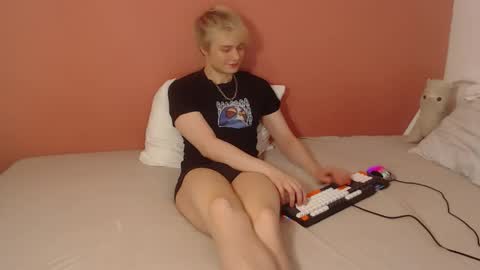 Snapshot of oliver_sweet_ chatting on April 19, 1:16 am Oliver online show from April 19, 1:16 am