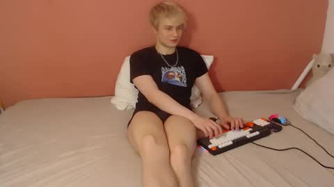 Snapshot of oliver_sweet_ chatting on April 20, 1:19 am Oliver online show from April 20, 1:19 am