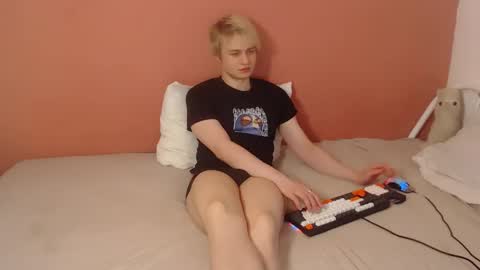 Snapshot of oliver_sweet_ chatting on April 22, 1:30 am Oliver online show from April 22, 1:30 am