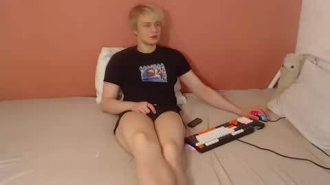 Snapshot of oliver_sweet_ chatting on April 23, 1:18 am Oliver online show from April 23, 1:18 am