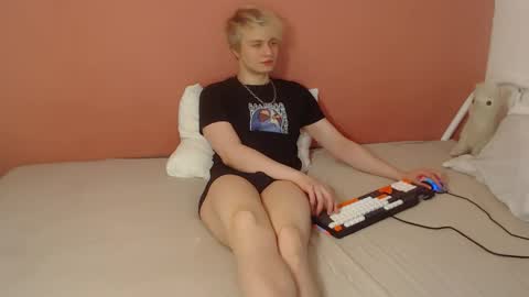 Snapshot of oliver_sweet_ chatting on April 25, 1:19 am Oliver online show from April 25, 1:19 am