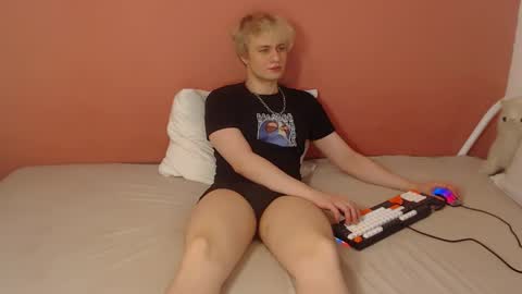Snapshot of oliver_sweet_ chatting on April 26, 1:36 am Oliver online show from April 26, 1:36 am