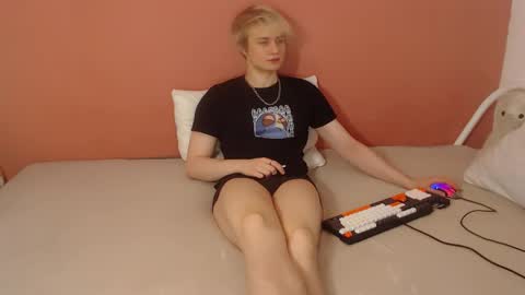 Snapshot of oliver_sweet_ chatting on May 1, 1:32 am Oliver online show from May 1, 1:32 am