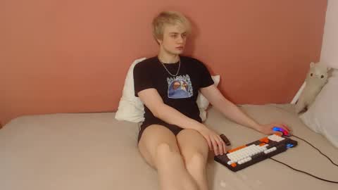 Snapshot of oliver_sweet_ chatting on May 4, 1:23 am Oliver online show from May 4, 1:23 am