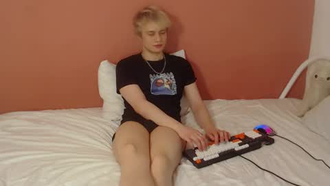 Snapshot of oliver_sweet_ chatting on May 5, 1:35 am Oliver online show from May 5, 1:35 am