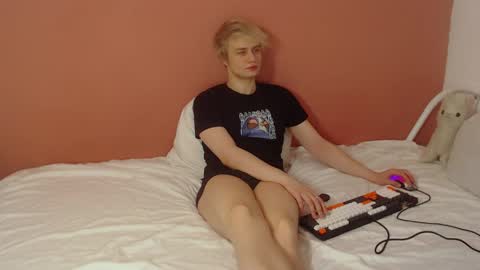 Snapshot of oliver_sweet_ chatting on May 8, 1:33 am Oliver online show from May 8, 1:33 am