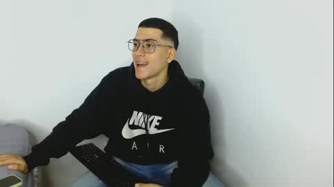 Snapshot of oliversaint__ chatting on March 12, 11:22 pm oliver saint online show from March 12, 11:22 pm