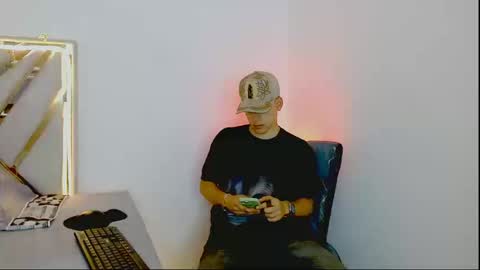 Snapshot of oliversaint__ chatting on March 17, 11:08 pm oliver saint online show from March 17, 11:08 pm