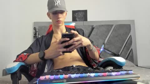 oliverthompson_01 online show from December 6, 5:42 am
