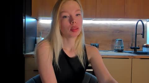 Snapshot of olivia_bells chatting on February 28, 10:33 pm Olivia 3 online show from February 28, 10:33 pm