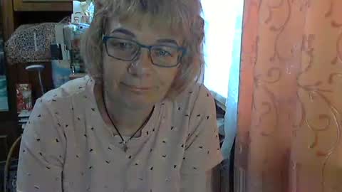 Olivia Mia online show from May 13, 5:49 am