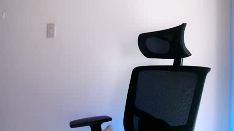 oliviaaa__ online show from February 6, 3:59 pm