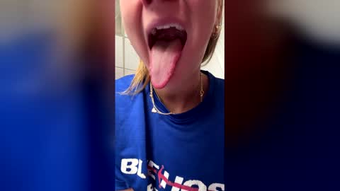 oliviaaraee online show from January 10, 5:26 pm