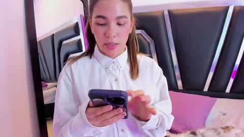Snapshot of oliviacameron chatting on February 28, 9:12 pm OLIV online show from February 28, 9:12 pm