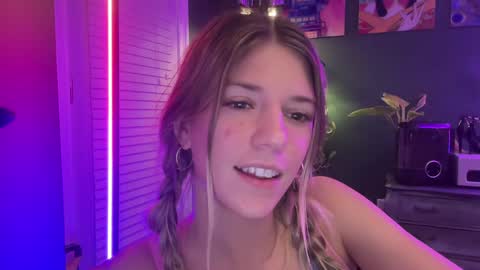 Snapshot of oliviahansleyy chatting on December 4, 3:48 am Olivia online show from December 4, 3:48 am