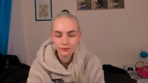 Snapshot of oliviahappy chatting on April 25, 1:36 pm oliviaBeauty online show from April 25, 1:36 pm