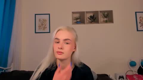 Snapshot of oliviahappy chatting on April 26, 1:42 pm oliviaBeauty online show from April 26, 1:42 pm