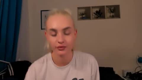 Snapshot of oliviahappy chatting on May 31, 6:20 pm oliviaBeauty online show from May 31, 6:20 pm