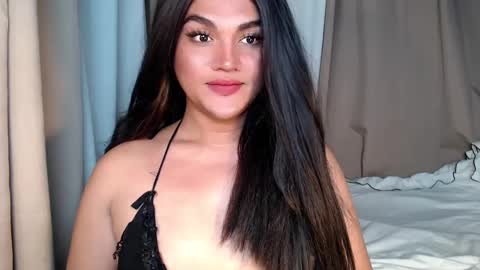 Snapshot of oliviahot22 chatting on December 17, 10:01 am oliviahot22 online show from December 17, 10:01 am