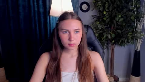 olivialangs online show from April 3, 11:30 am