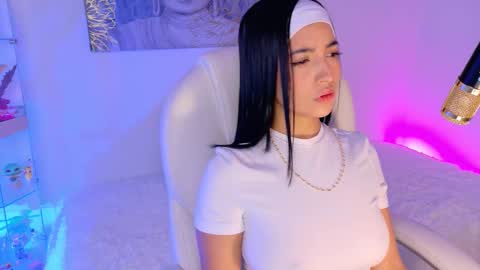 Olivia Mcneill  online show from February 12, 12:55 pm