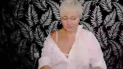 Snapshot of oliviaoskar_ chatting on December 6, 2:49 pm Kelly online show from December 6, 2:49 pm