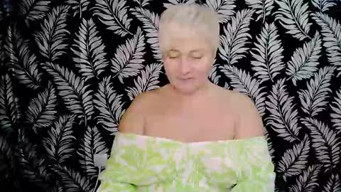 Snapshot of oliviaoskar_ chatting on December 6, 5:55 pm Kelly online show from December 6, 5:55 pm