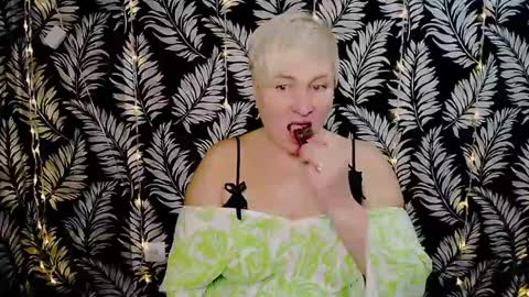 Snapshot of oliviaoskar_ chatting on December 21, 12:38 pm Kelly online show from December 21, 12:38 pm