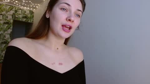 Snapshot of oliviashiny chatting on December 12, 5:52 am Olivia online show from December 12, 5:52 am