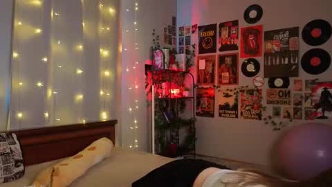 Kylie online show from December 5, 10:24 am