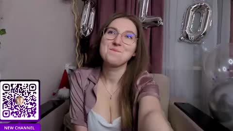 Snapshot of oliviavele chatting on February 16, 7:10 pm Kylie online show from February 16, 7:10 pm