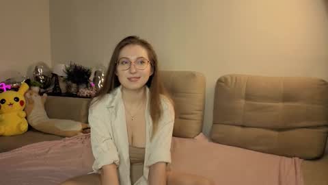 Snapshot of oliviavele chatting on February 17, 7:42 pm Kylie online show from February 17, 7:42 pm