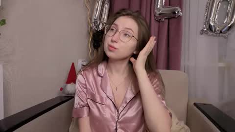 Snapshot of oliviavele chatting on February 18, 7:10 pm Kylie online show from February 18, 7:10 pm