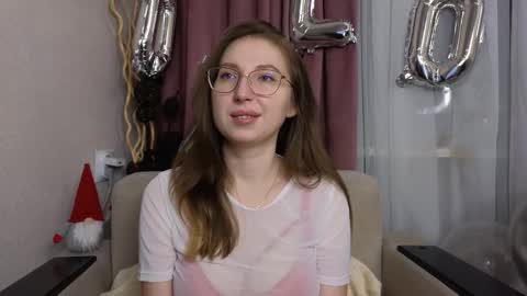 Snapshot of oliviavele chatting on February 19, 7:32 pm Kylie online show from February 19, 7:32 pm