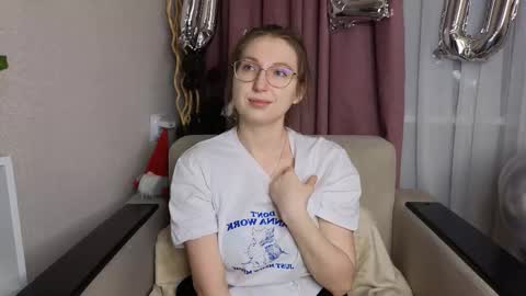 Snapshot of oliviavele chatting on March 1, 7:05 pm Kylie online show from March 1, 7:05 pm