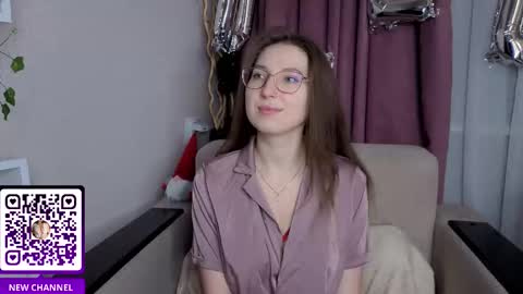 Snapshot of oliviavele chatting on March 2, 6:15 pm Kylie online show from March 2, 6:15 pm