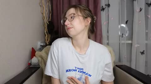 Snapshot of oliviavele chatting on March 19, 7:29 pm Kylie online show from March 19, 7:29 pm