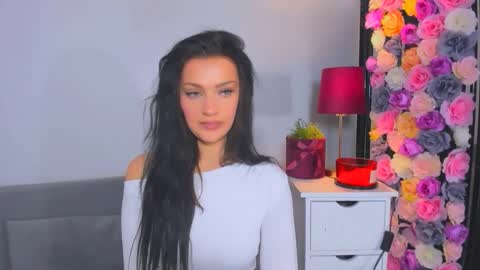 OliviaWomen online show from November 11, 9:31 am