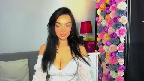 OliviaWomen online show from December 17, 7:25 am