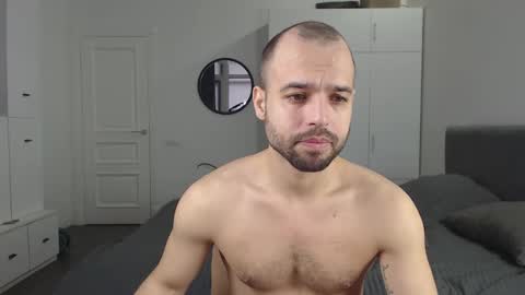 onebestlover online show from February 4, 8:35 am