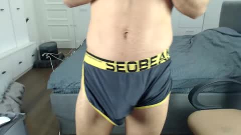 onebestlover online show from December 5, 8:45 am