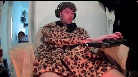 onesieboyx online show from March 4, 11:19 am