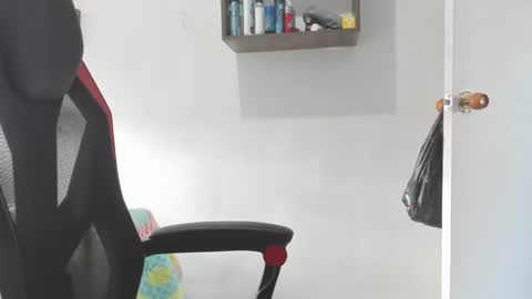 Snapshot of onewhiteboichub chatting on December 2, 8:11 pm Andres INDEPENDENT MODEL online show from December 2, 8:11 pm