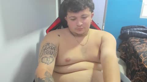 Snapshot of onewhiteboichub chatting on February 12, 8:40 pm Andres INDEPENDENT MODEL online show from February 12, 8:40 pm