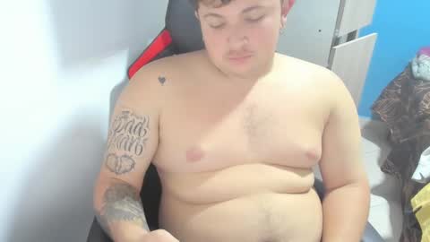 Snapshot of onewhiteboichub chatting on February 18, 12:26 am Andres INDEPENDENT MODEL online show from February 18, 12:26 am