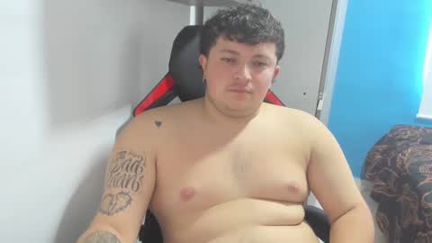 Snapshot of onewhiteboichub chatting on February 20, 5:29 pm Andres INDEPENDENT MODEL online show from February 20, 5:29 pm