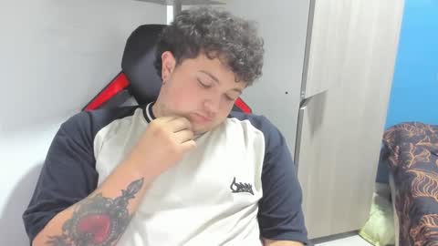 Snapshot of onewhiteboichub chatting on February 28, 3:04 am Andres INDEPENDENT MODEL online show from February 28, 3:04 am