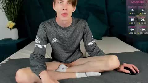 Snapshot of only_eric chatting on September 26, 7:45 am Erick online show from September 26, 7:45 am