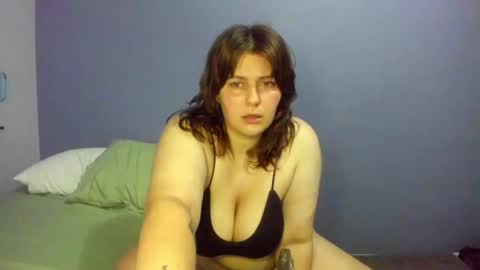 Snapshot of onlyonewaytofindout chatting on September 30, 4:34 pm SensitiveBambi online show from September 30, 4:34 pm